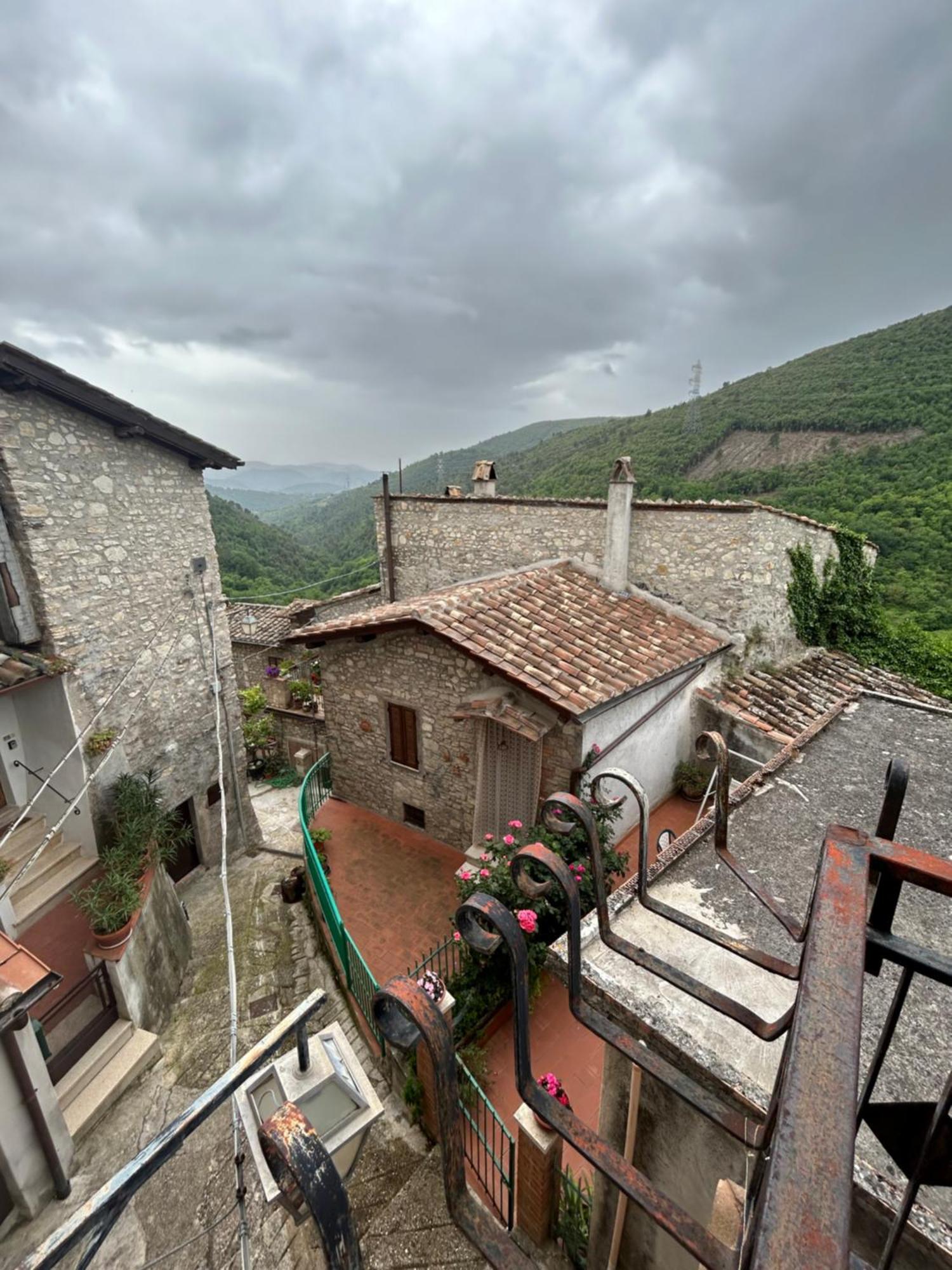 Appartamento Storico A Valle San Martino Di 斯波莱托 外观 照片